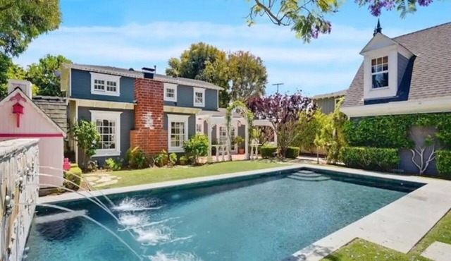 WALKING DISTANCE TO SWAMI'S BEACH, BEAUTIFUL POOL, HUGE HOUSE!