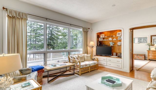 Waterfront home w/gorgeous views, river access, firepit & large backyard