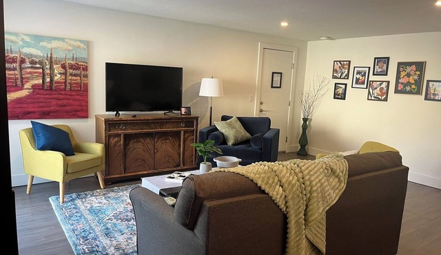 Welcome to "Paws and Stay Retreat". 5 minutes from downtown. Walk to wineries!
