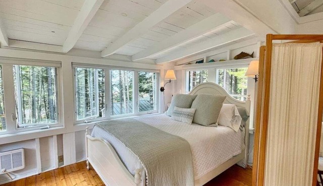 Whispering Spruces; Cozy Studio with Queen Bed & W