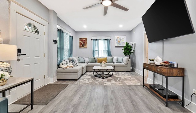 Wichita home, by the river, spacious 9 beds-game room with pool table, 1gb Wi-Fi