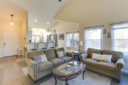 Wichita Townhome w/Patio: 9 Mi to Downtown!