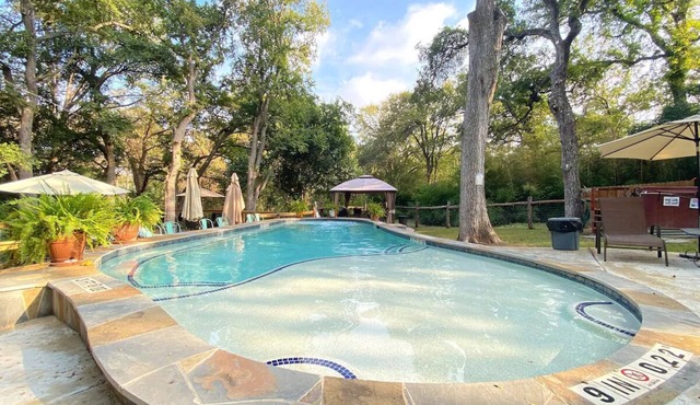 Wondercove, 7 Rustic Cozy Cottages, Secluded & Sleeps up to 54, on Lake Dunlap
