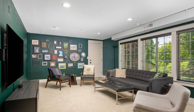 Wonderfully Appointed Home in Day Ranch Style Layout, Pet Friendly, Pool Table, Sauna, Deck, BBQ