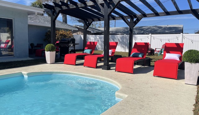 ☀️WOW☀️ UPDATED with HEATED POOL & HOT TUB HOME 5 MIN TO BEACH 3BD 2BA 2 KING BEDS