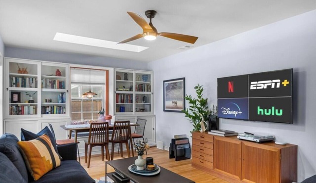 Your E Austin Story Starts at The Bright Blue Bungalow Mins to Lady Bird Lake