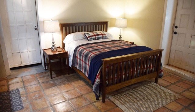 Ysabel Adobe- Private Bedroom attached bathroom in century old adobe on 1 acre.