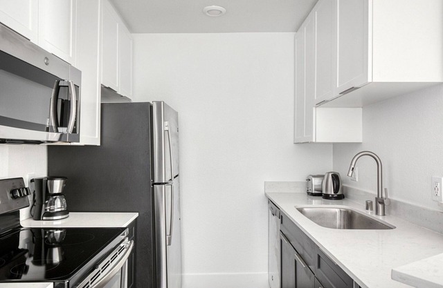 Modern Redondo Beach 1BR w/Pool, Gym & W/D, walk to Beach, by Blueground