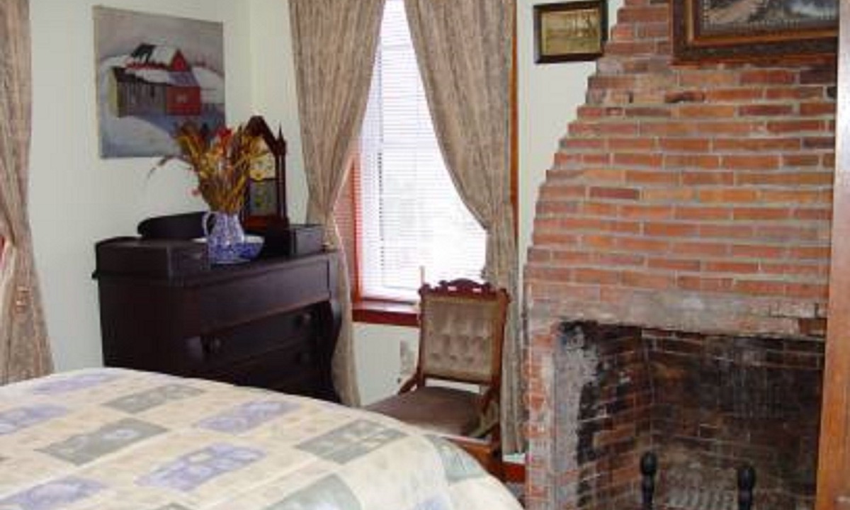 Winterport Bed & Breakfast | Old Winterport Commercial House