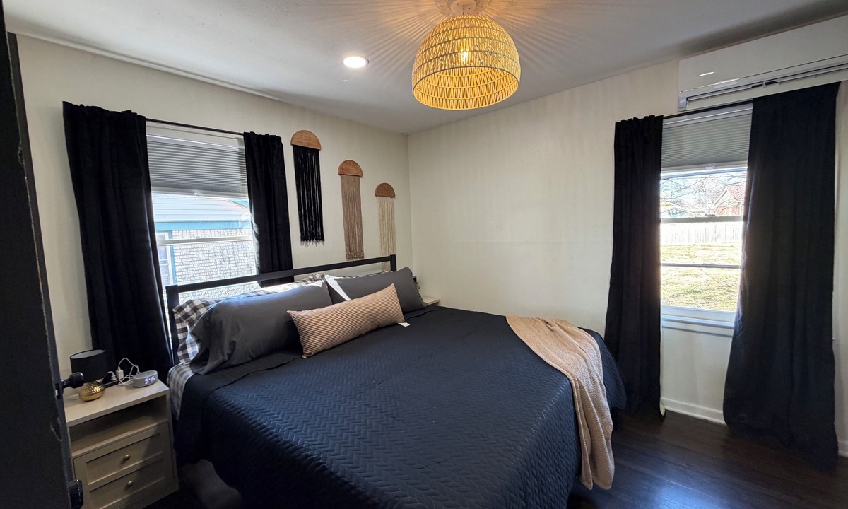 Derby Apartment | Derby Digs - Cozy King! Near Park!