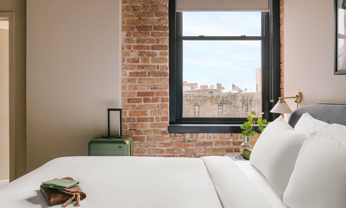 West Loop Gate Apartment | LIVN West Loop Chicago Classic Queen Studio