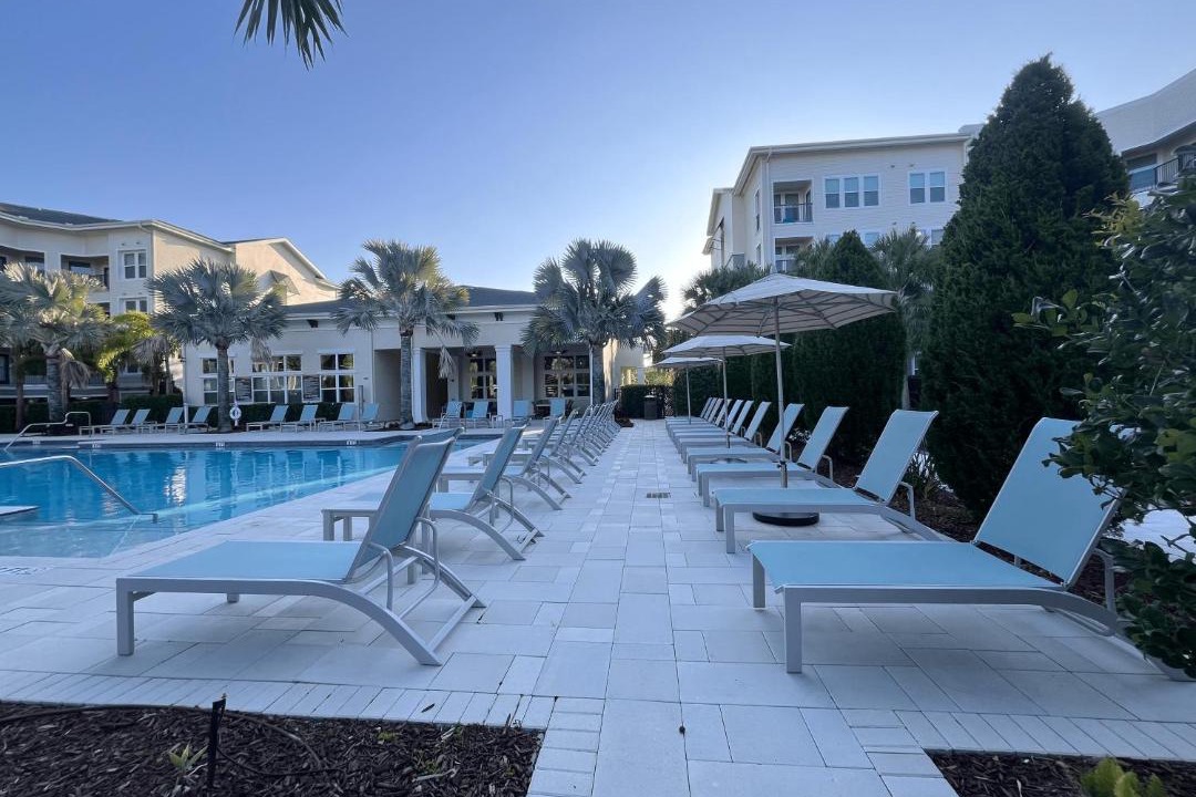 Temple Terrace Apartment | Gated Resort Style 1BR - KING Bed, Pool Views, SPA Hot Tub, Gym, WiFi, Wash & Dry, AC, Elevators, Starbucks, EV CHRG Station, Free Parking, Pets - IDEAL FOR Medical, Business, Relocation, Long Stays - by Moffitt Cancer Ctr, USF, River Hills Country Club