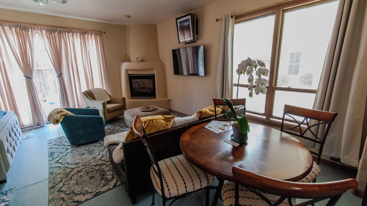 Photo of Livingroom in Los Ranchos de Albuquerque