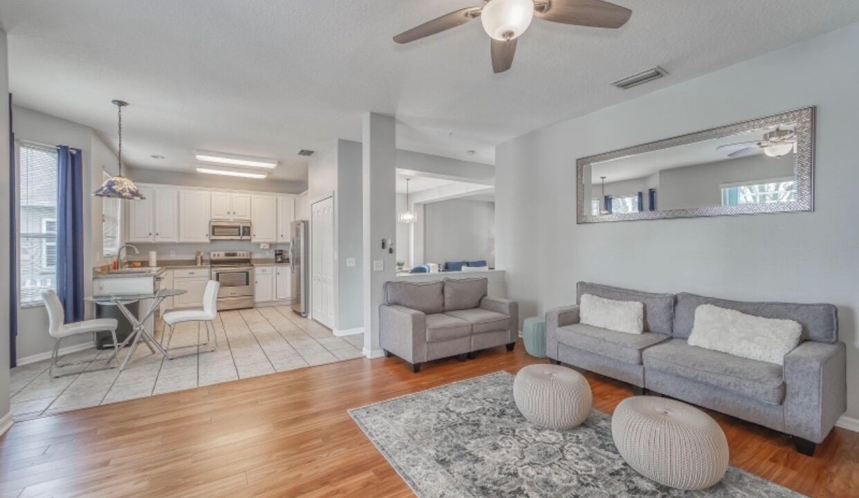 Photo of Livingroom in Lakeview Village