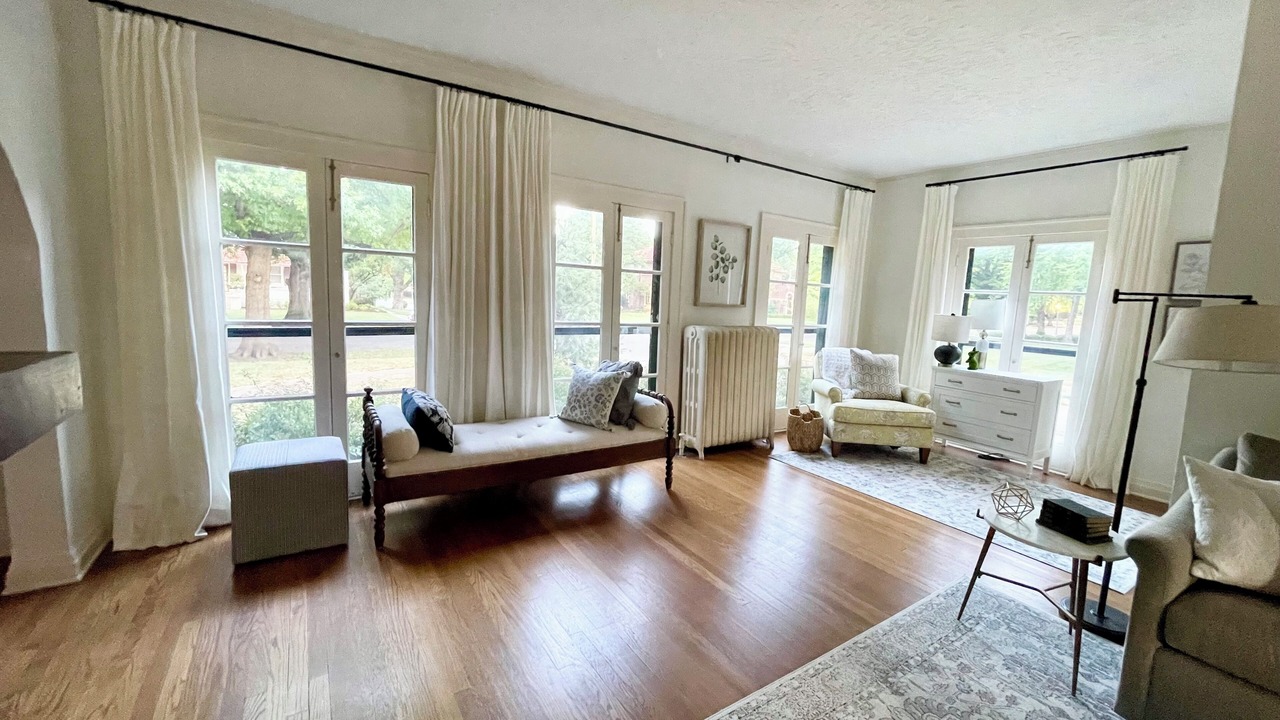Photo of Livingroom in College Hill