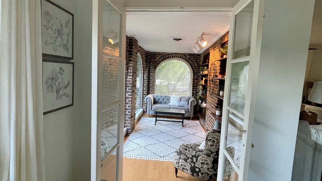 Photo of Livingroom in College Hill