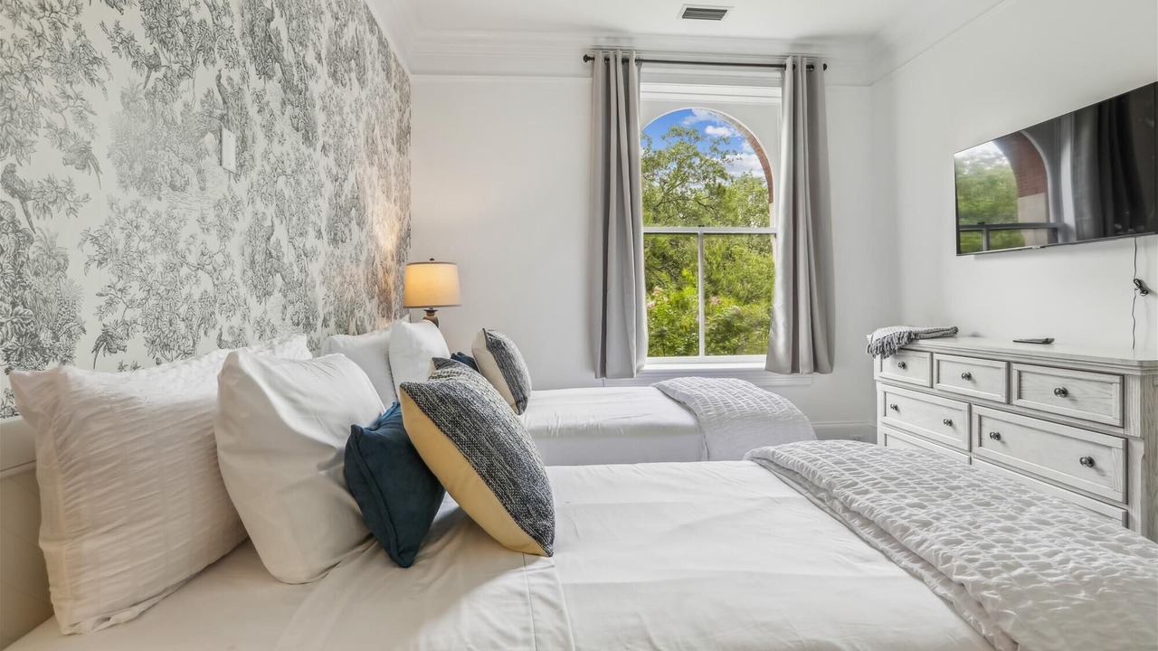 Photo of Bedroom in Historic District - North