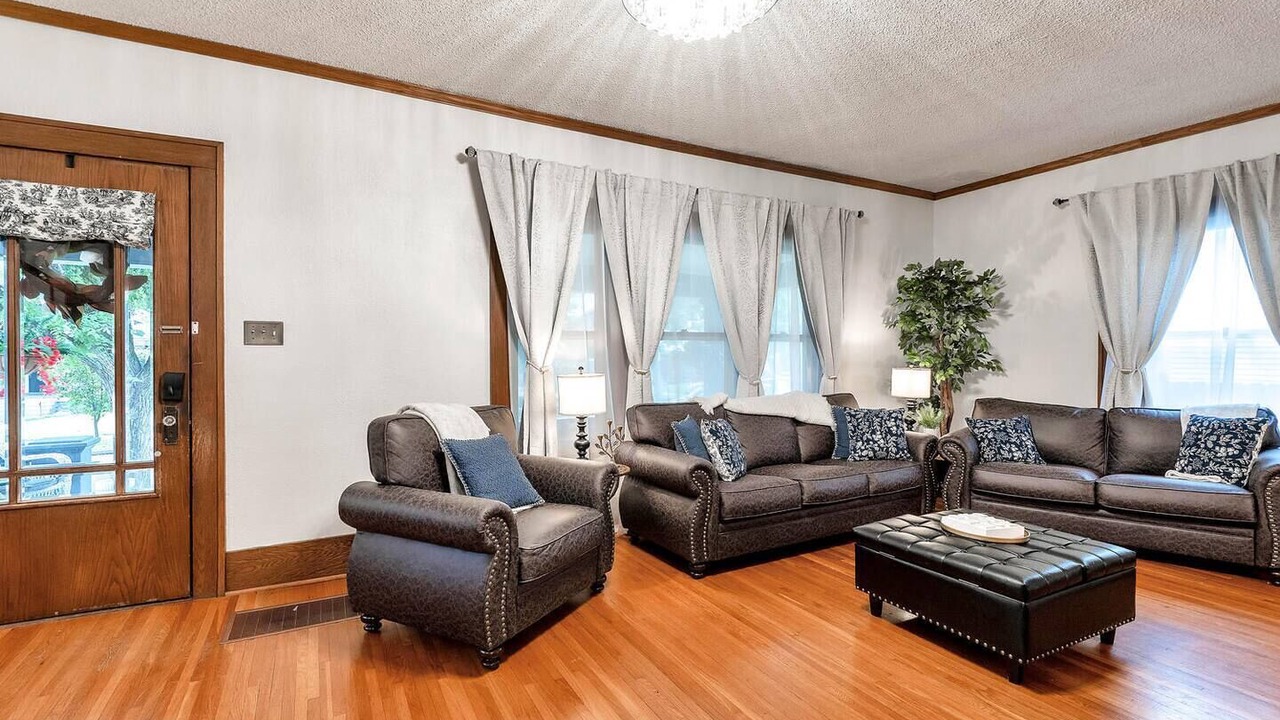 Photo of Livingroom in College Hill