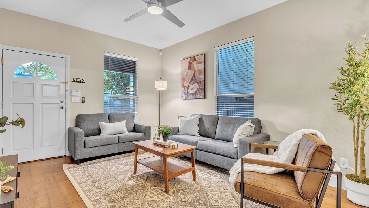 Photo of Livingroom in East Cesar Chavez