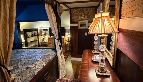 Deluxe Queen Suite