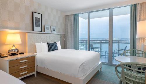 Deluxe Queen Room With Two Queen Beds - Intracoastal View