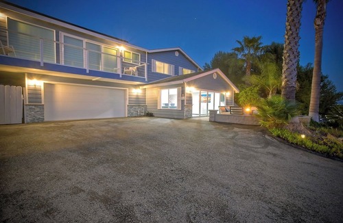 Fire Mountain House | Ocean View Poolside Retreat