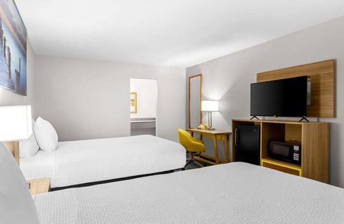 Pea Ridge Hotel | Days Inn by Wyndham Huntington