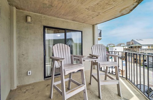 Wrightsville Beach Condo | Ocean Views, Balcony, Pool, STEPS to Beach Restaurants Shops