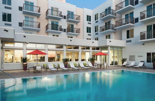 Clearwater Beach Hotel | Wonderful Vacation Stay! 4 Modern Suites, Complimentary Buffet Breakfast, Pool