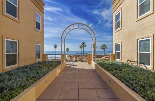 Townsite Condo | Panoramic Ocean View White Sandy Beaches Community Jacuzzi