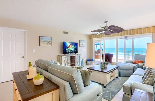 Redington Beach Condo | Stunning Beachfront, Huge Balcony, W/D, Free Wi-Fi & Cable, BBQ, 2 Pools, Hot Tub ~ 110 La Contessa