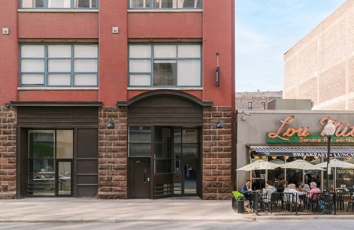 West Loop Gate Apartment | LIVN West Loop Chicago Queen Superior Studio