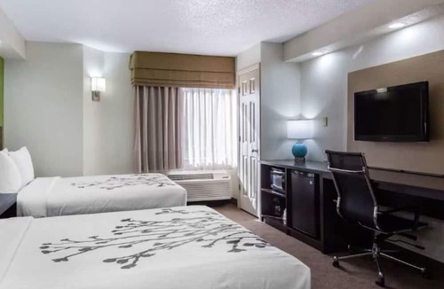 Temple Terrace Hotel | Conveniently Located Modern Rooms – Near Downtown Tampa Hot Spots | 2 Units