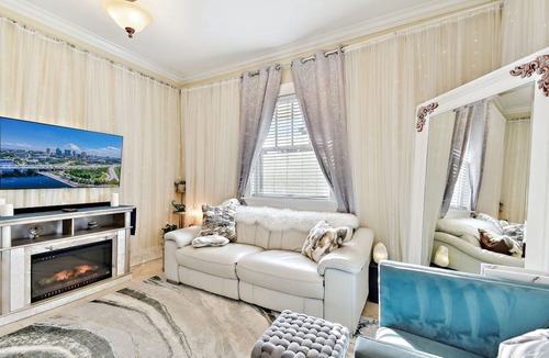 Hyde Park Apartment | Adorable Hyde Park Apartment w/Parking & Gym