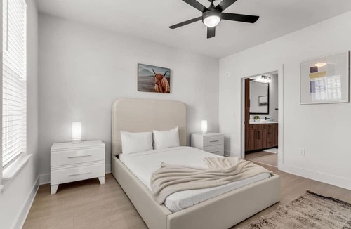 Ruskin Apartment | Sun-Kissed Sanctuary: Family-Friendly 3 Bed Oasis