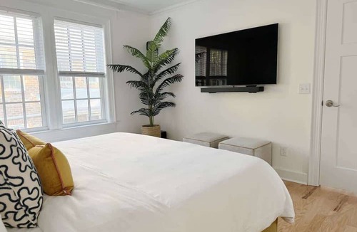 Dixon Park Apartment | Sunny Downtown Savannah Carriage House