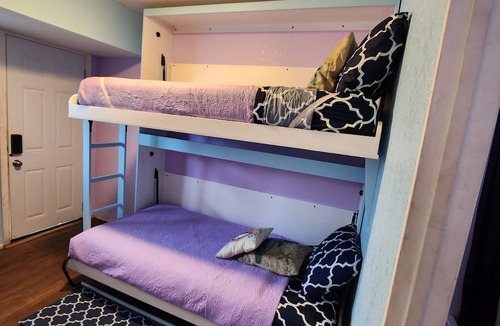 Wailuku Apartment | Budget Downtown Studio-A with European Bunk Beds, AC, WIFI & 4 free Streamers!