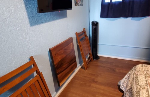 Wailuku Apartment | Budget Downtown Studio C w/European Twin Bunk Beds, AC, WIFI & free Streamers!