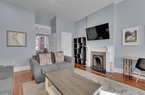 Dixon Park Apartment | Inviting and Bright Charming Home W/Parking Near Forsyth by Lucky Savannah