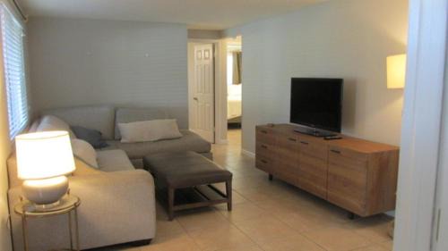 Holiday House | 5444 Baumann Ln