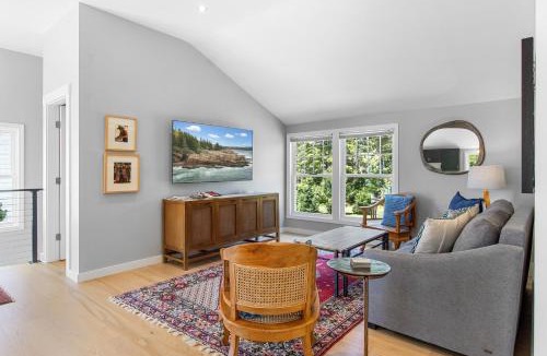 Waldoboro House | Newly-built waterfront home with fast WiFi, furnished deck, & washer/dryer