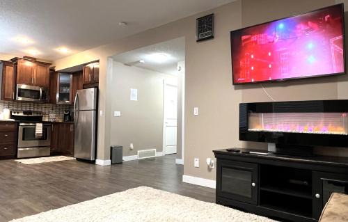 Panorama Hills Apartment | Spacious Private Cozy Walkout Entire Suite Close to Airport, Downtown, Shops, Stampede & Rocky Mountains with many Amenities in Panorama Hills NW - 4 Can Sleep