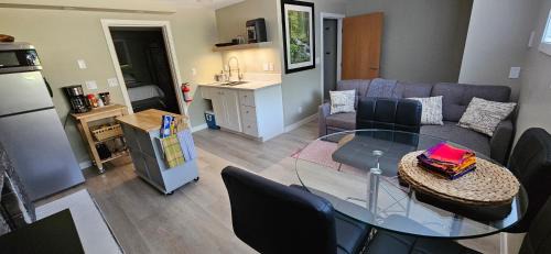 South Central Apartment | 1 block to Kelowna General Hospital 2 blocks to Beach 1km to OUC 1km to Downtown Kelowna 20min to YLW