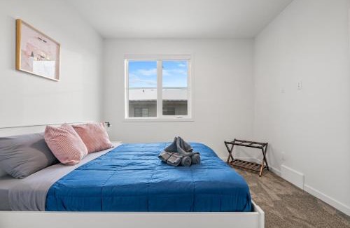 Southwest Calgary House | Luxury 3 Bedrooms Spacious Townhome, 2 Car Garage, Sleeps 8, Heater & AC, King Bed, Easy Ski Access, Next to WinSport, 10km from Calgary Downtown, Near Banff