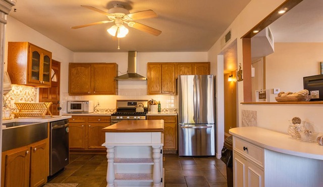 Alamo Cottage - 1 Gig Internet, King Bed, Southwest decor, Fully stocked kitchen