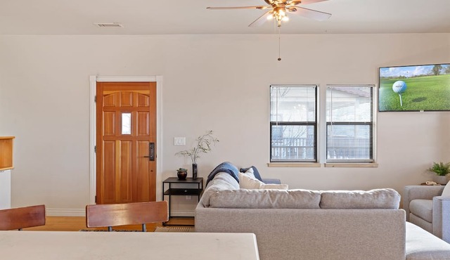 Great Hillside Views, Full Kitchen, Near Shopping & Dining