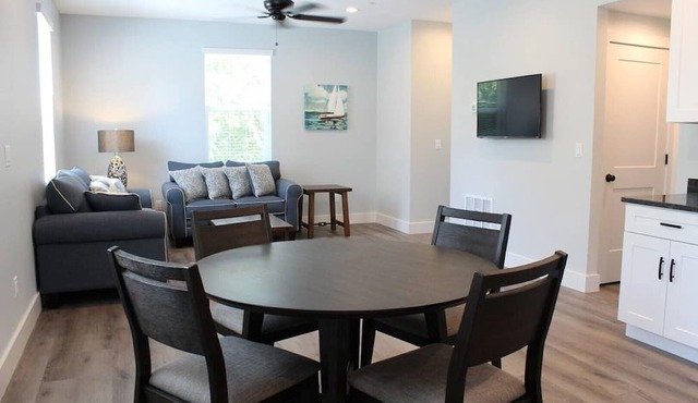 Owl Nest Townhouse-Walk to downtown & the water! New heated POOL!