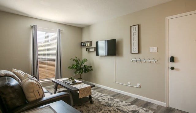 Luxury Foothills Apartment 15 Minutes to Balloon Fiesta Park!