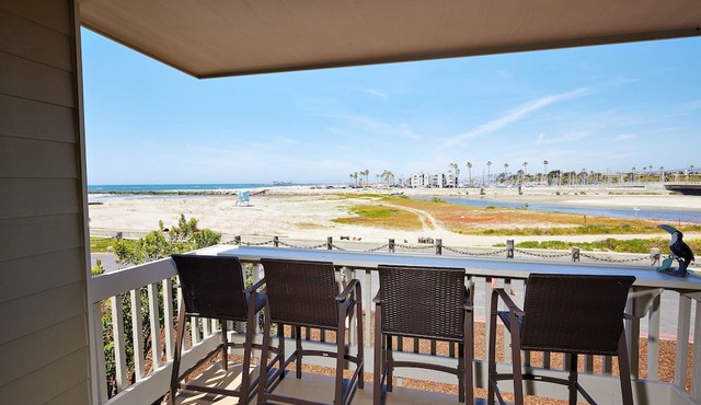 Your Dream Coastal Getaway: 2BR Cottage with Ocean Views!