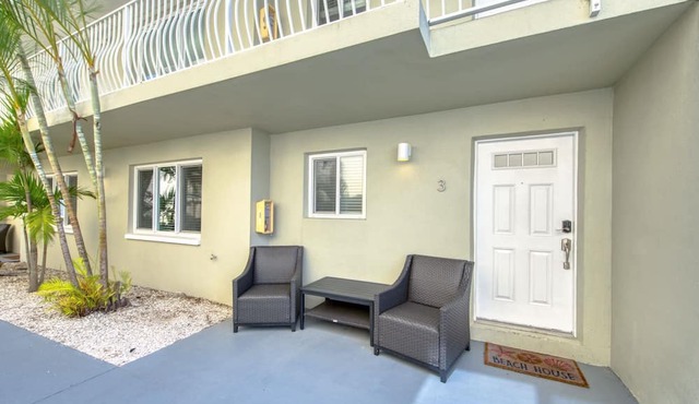 Modern Waterfront Escape Near Beach (U3)